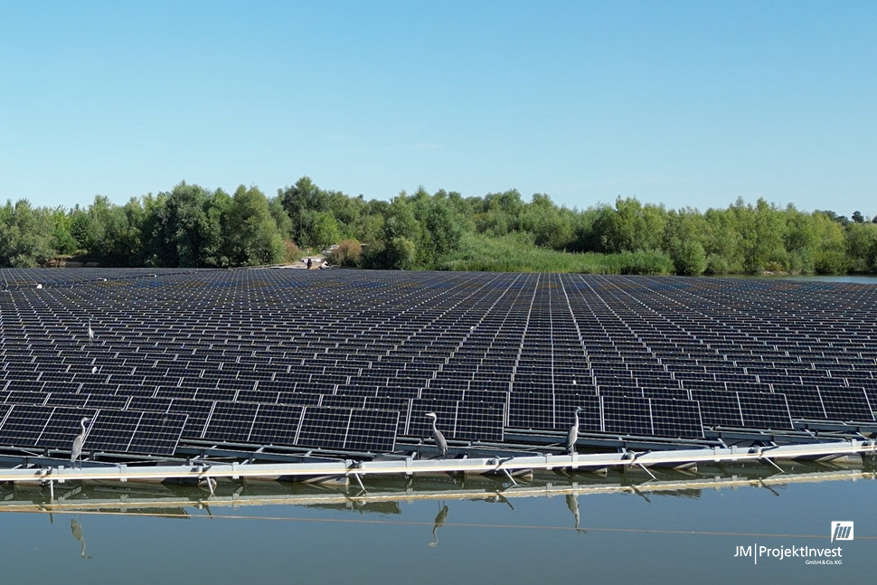 Floating Solaranlage die der Sonne folgen